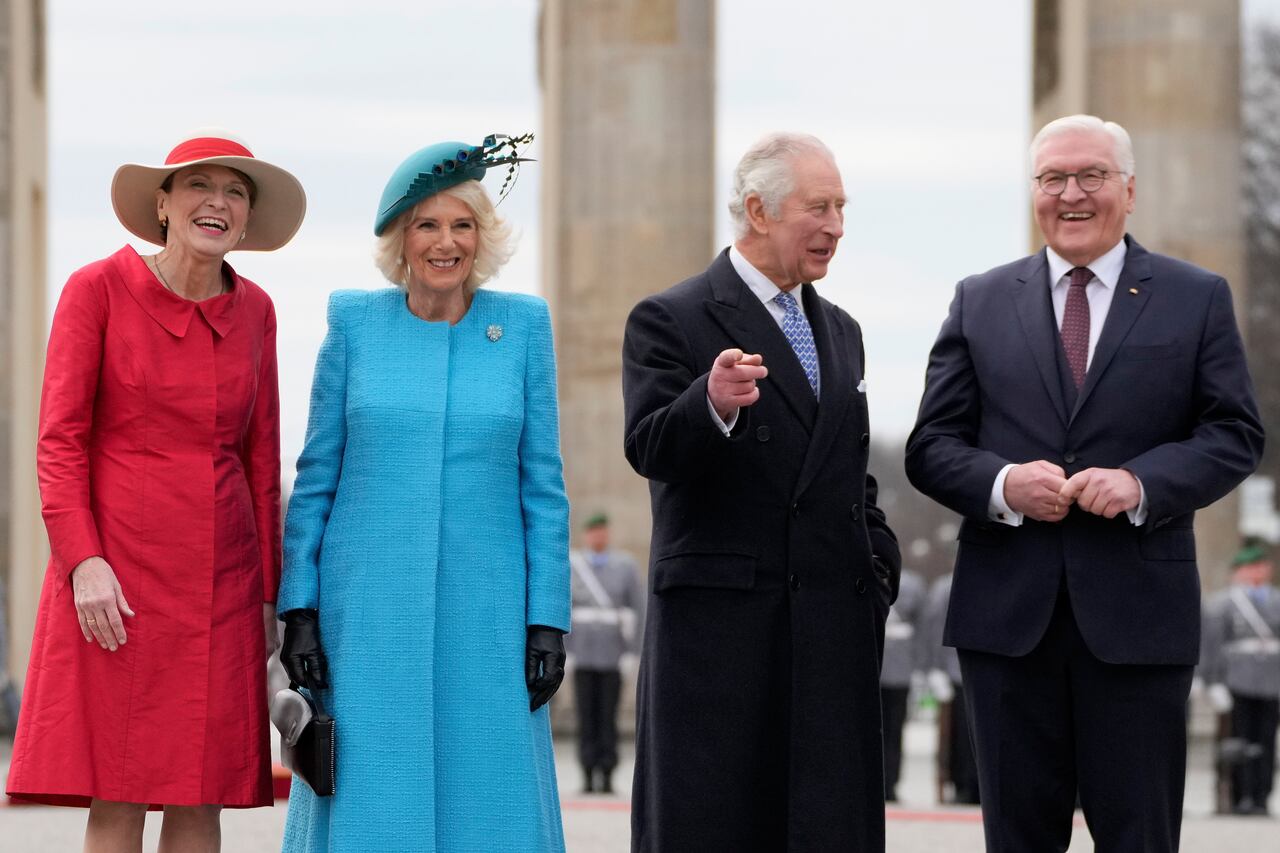 Frank-Walter Steinmeier y su esposa Elke Buedenbender, dan la bienvenida al rey Carlos III y a Camila