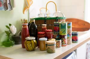 Los alimentos enlatados contienen altas cantidades de sal, que afecta la salud de los riñones.