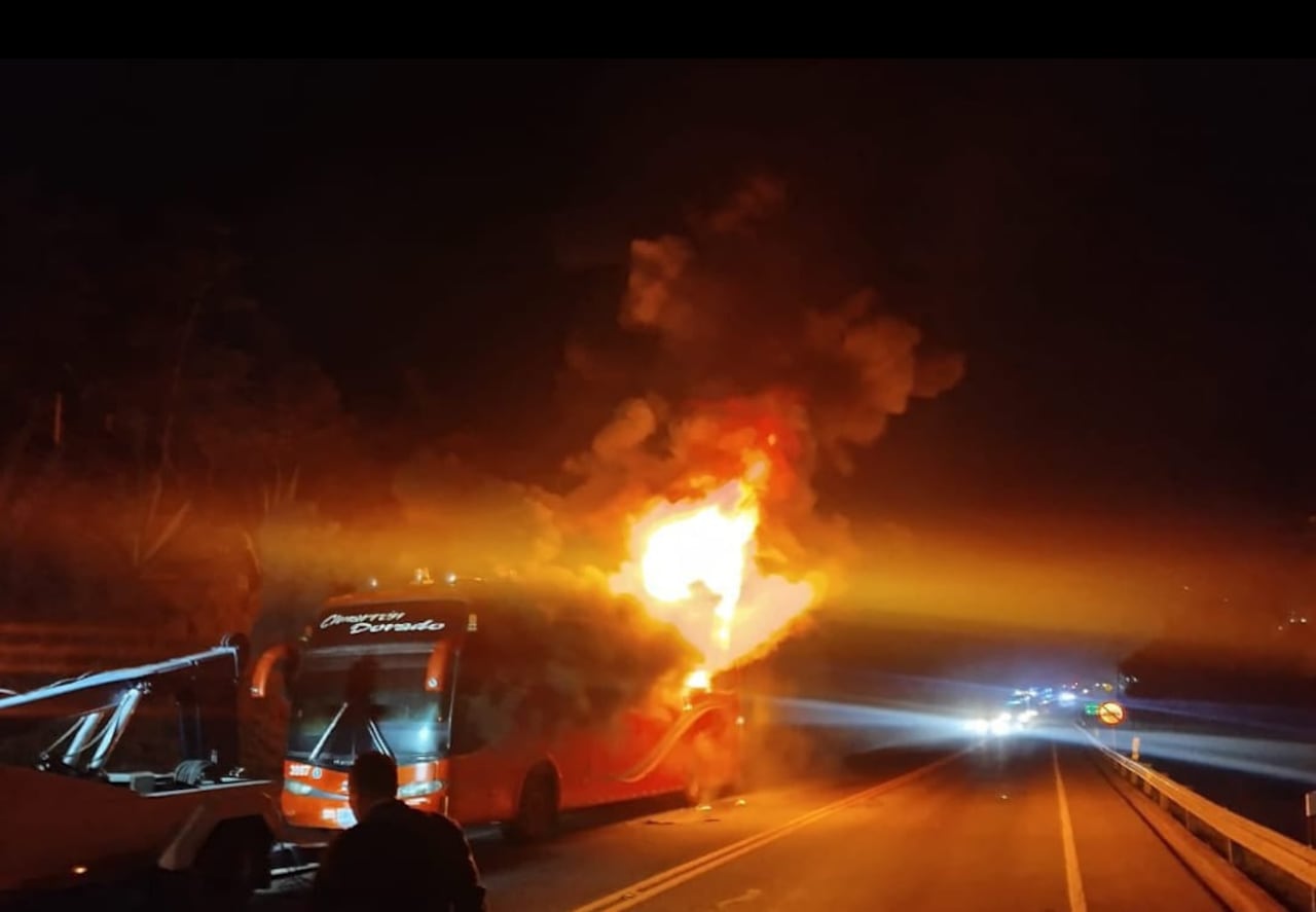 Un bus que iba sin pasajeros se incendió en la Vía al Llano, afortunadamente sin personas lesionadas. Foto: tomada de redes.
