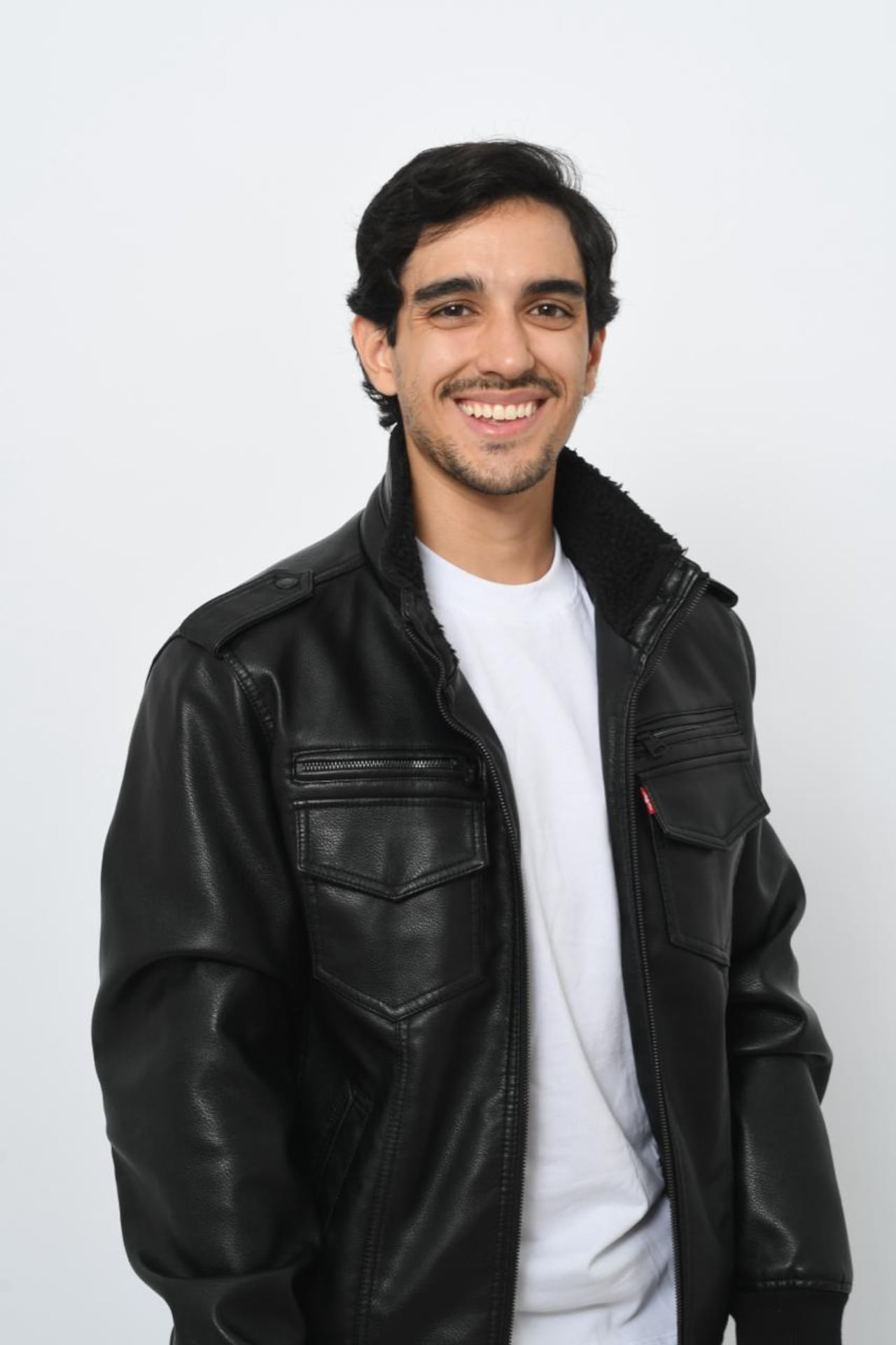 Juanse Díez se graduó del Liceo Francés, estudió en la Naar Landaeta desde los
14 años, incluso en pandemia, y tomó talleres de actuación y clases de culinaria.