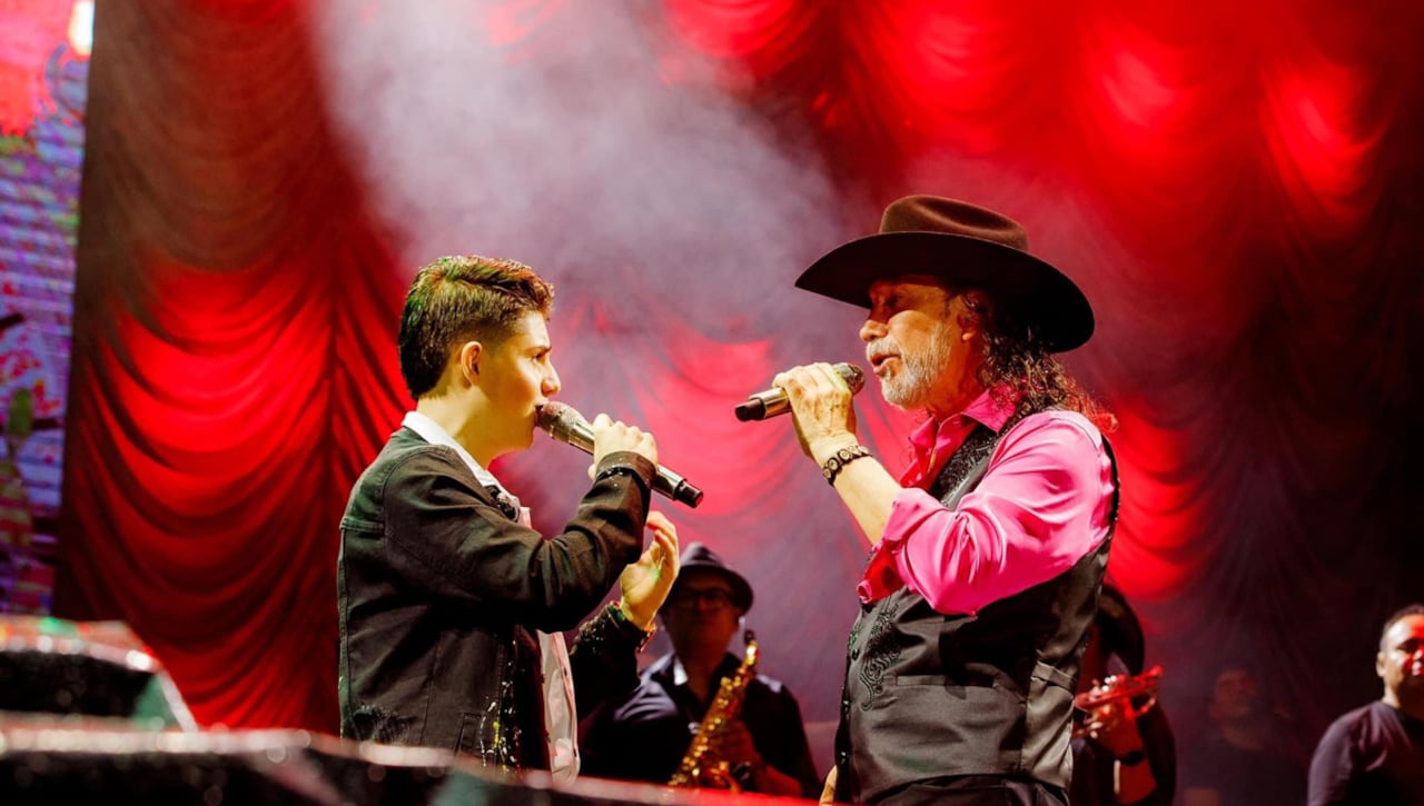 Grijalba en escenario con el maestro Marco Antonio Solís.