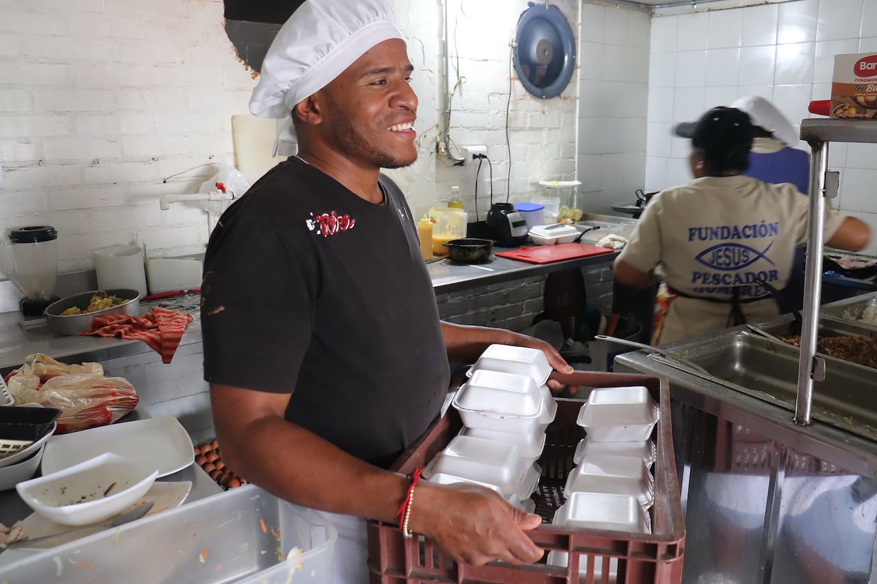 Yeison es un ex habitante de calle que gracias a la Fundación Jesús Pescador de Hombres completó su proceso de rehabilitación.