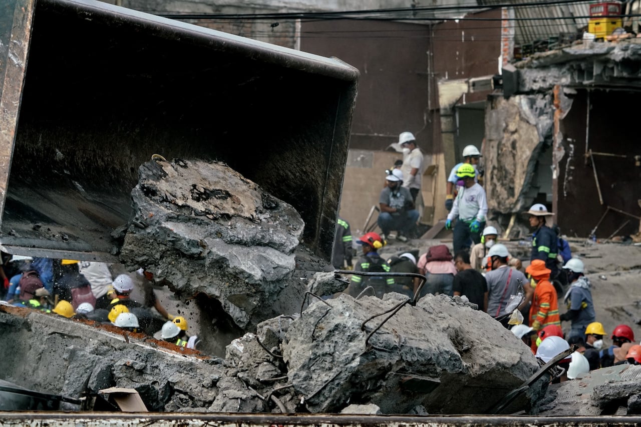 Los equipos de emergencia trabajan minuciosamente con maquinaria especializada para acceder al punto.