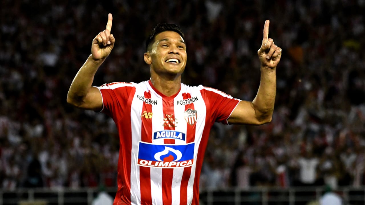 BARRANQUILLA, COLOMBIA - DECEMBER 08: Teofilo Gutierrez of Atletico Junior, celebrates after scoring his team's third goal during the first leg final match between Junior and Independiente Medellin as part of Torneo Clausura of Liga Aguila 2018 at Metropolitano Roberto Melendez Stadium on December 08, 2018 in Barranquilla, Colombia. (Photo by Getty Images/Luis Ramirez)