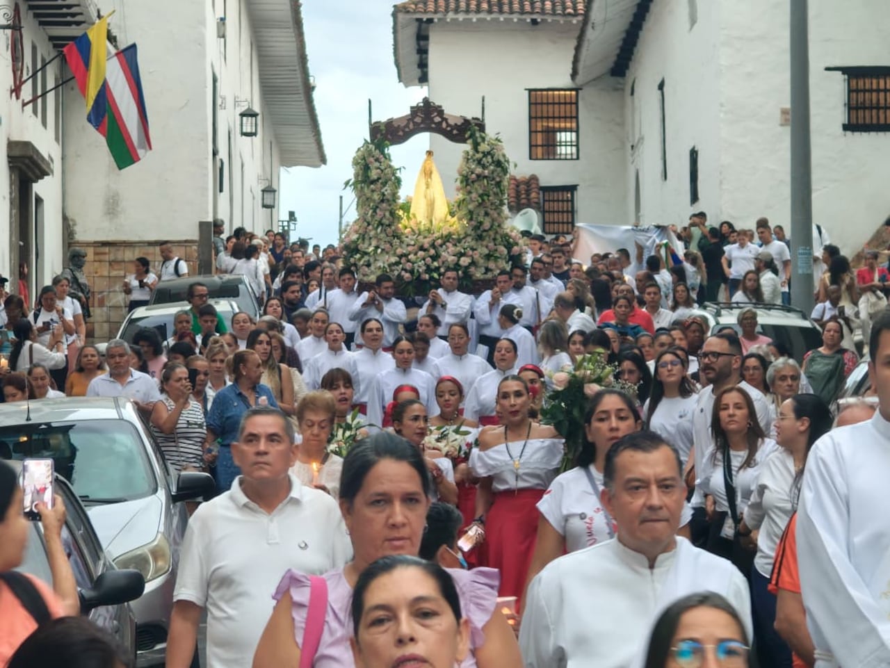 Cientos de fieles participaron este martes en la procesión de la Virgen de Fátima por las calles del norte de Cali.