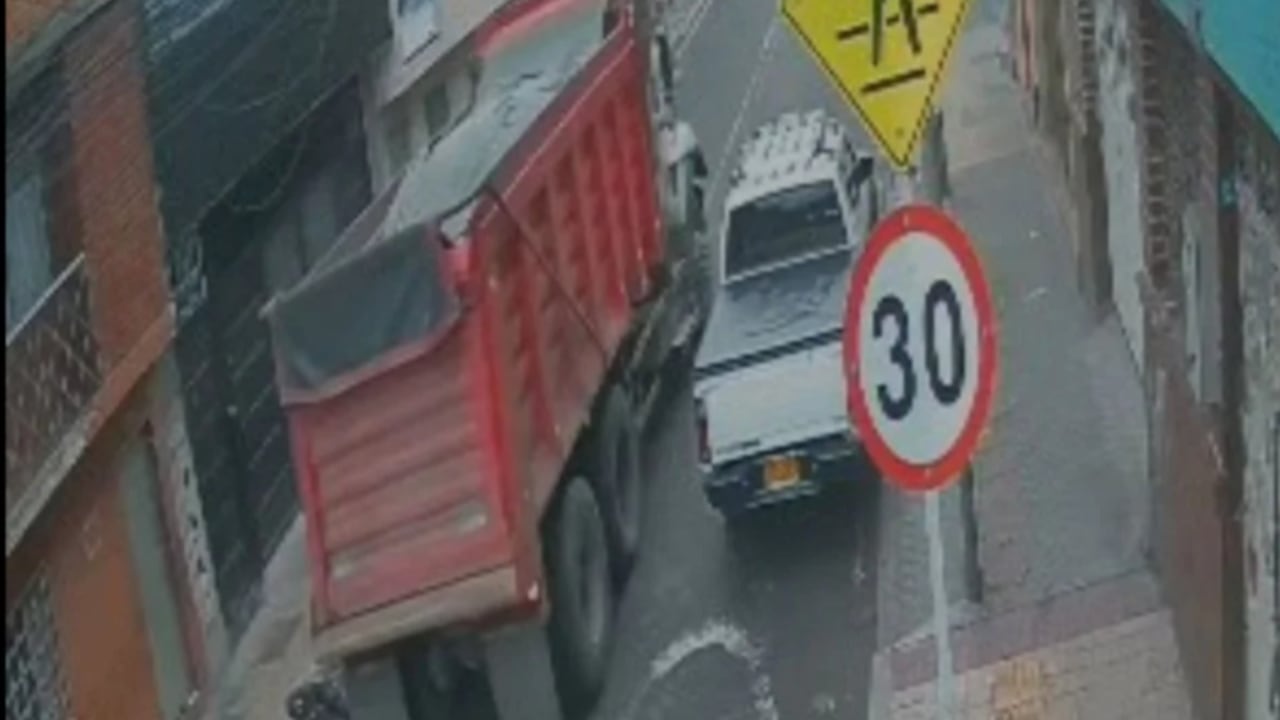 Unidades de la Sijín y del Grupo Guía de la Secretaría de Movilidad acordonaron la carrera 17 con calle 51B Sur, en el barrio San Carlos, donde se registró el siniestro vial.