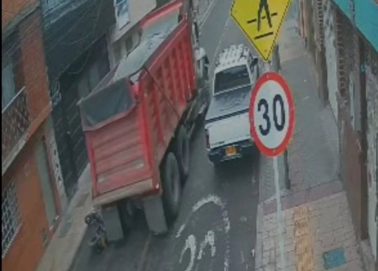 Unidades de la Sijín y del Grupo Guía de la Secretaría de Movilidad acordonaron la carrera 17 con calle 51B Sur, en el barrio San Carlos, donde se registró el siniestro vial.