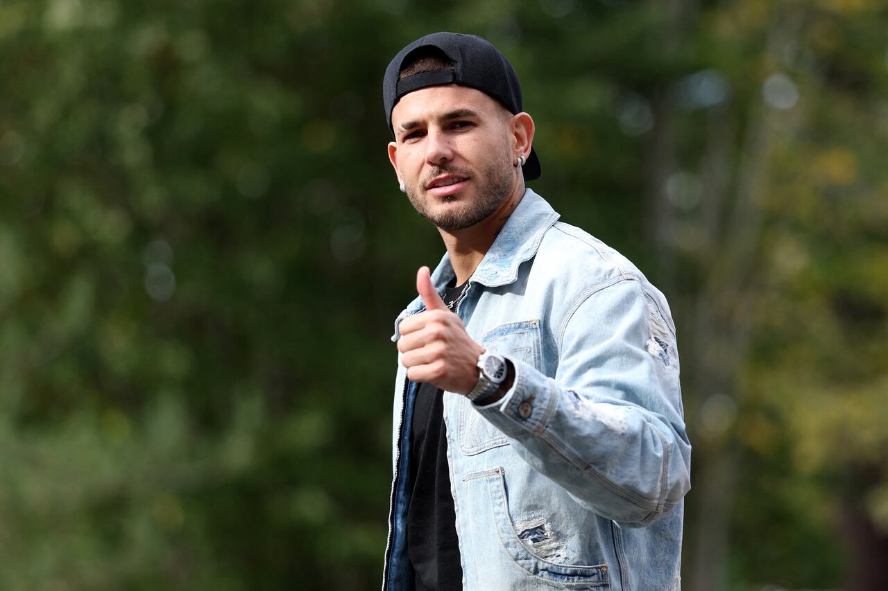 El defensa número 21 de Francia, Lucas Hernández, llega a un entrenamiento en el campo de entrenamiento del equipo en Clairefontaine-en-Yvelines, al suroeste de París, el 6 de octubre de 2025, como parte de los preparativos para la Copa Mundial de la FIFA 2026. (Foto de FRANCK FIFE / AFP)
