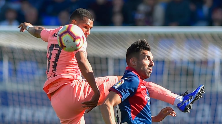 El defensa colombiano del Barcelona Jeison Murillo (izq.) compite con el delantero español del SD Huesca Enric Gallego durante el partido de la liga española entre el SD Huesca y el FC Barcelona en el estadio El Alcoraz en Huesca el 13 de abril de 2019. (Foto de ANDER GILLENEA / AFP)