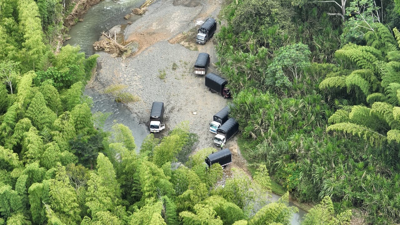 En estos camiones habrían llevado la semana anterior a un grupo de indígenas para invadir un predio en el sector de Paila Arriba, corregimiento del municipio de Bugalagrande, en el centro del Valle.