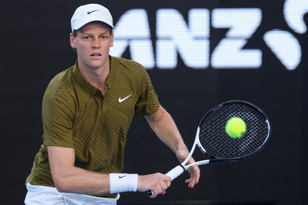 El italiano Jannik Sinner remata contra el italiano Luciano Darderi durante su partido individual masculino en el noveno día del Abierto de Australia en Melbourne el 26 de enero de 2026. (Foto de DAVID GRAY / AFP)