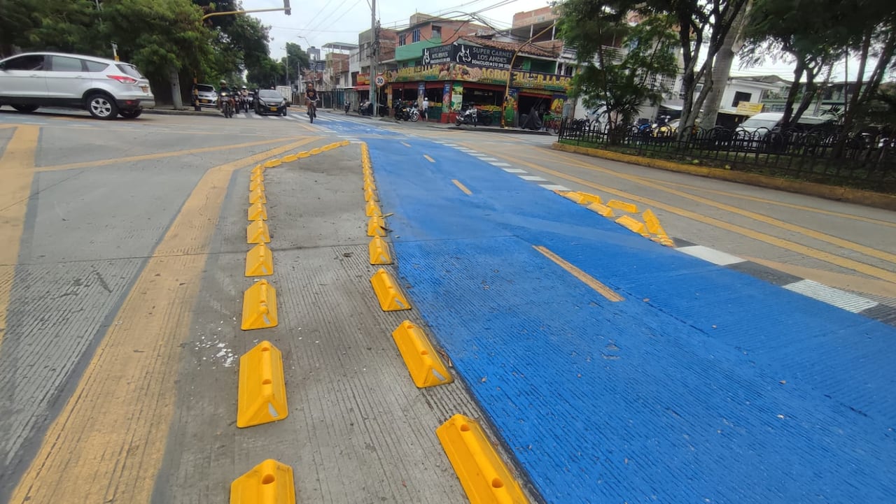 La Secretaría de Movilidad indicó que este cruce ya presentaba riesgos para peatones y ciclistas antes de la instalación de los taches.