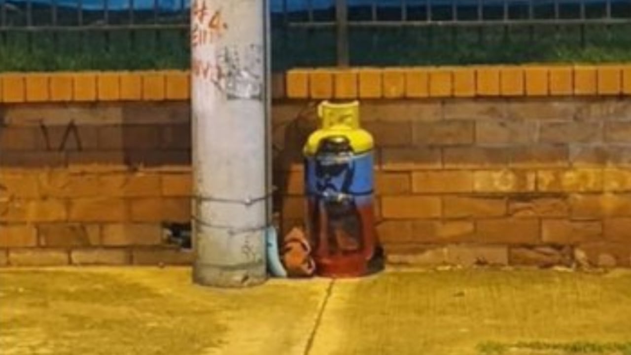 En el barrio Los Naranjos, al oriente de Cali, fue hallado este cilindro.