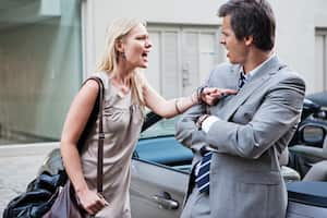 Pareja adulta discutiendo