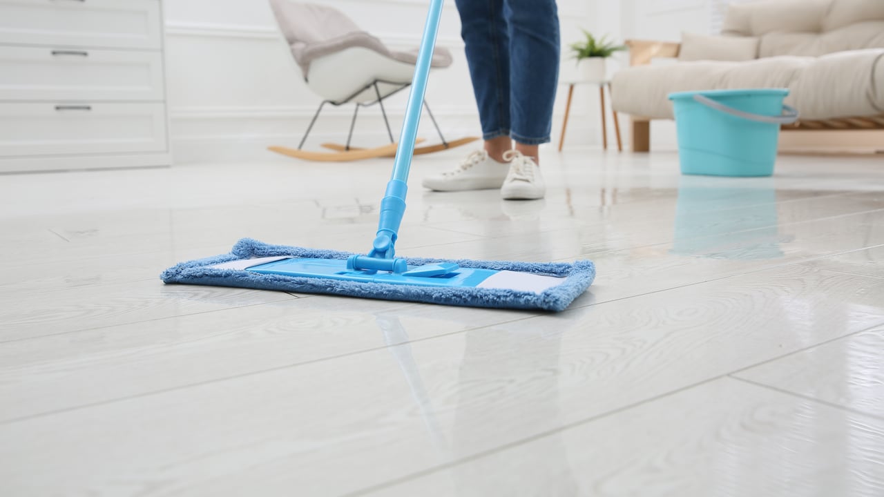 Un trapeador viejo no absorbe tanta agua ni abarca el espacio suficiente al momento de trapear. Foto: Getty