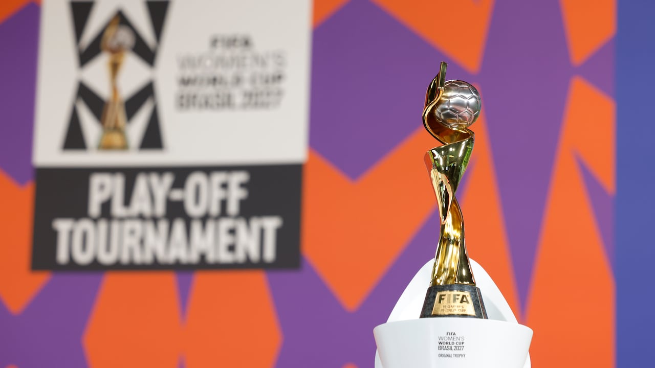 Vista general del trofeo de la Copa Mundial Femenina de la FIFA durante el sorteo el sorteo del torneo de repechaje, en Zúrich, Suiza.