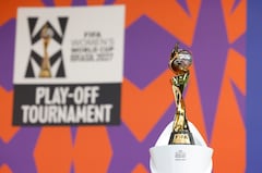Vista general del trofeo de la Copa Mundial Femenina de la FIFA durante el sorteo el sorteo del torneo de repechaje, en Zúrich, Suiza.
