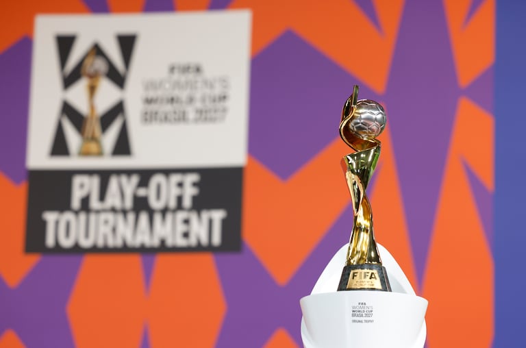 Vista general del trofeo de la Copa Mundial Femenina de la FIFA durante el sorteo el sorteo del torneo de repechaje, en Zúrich, Suiza.