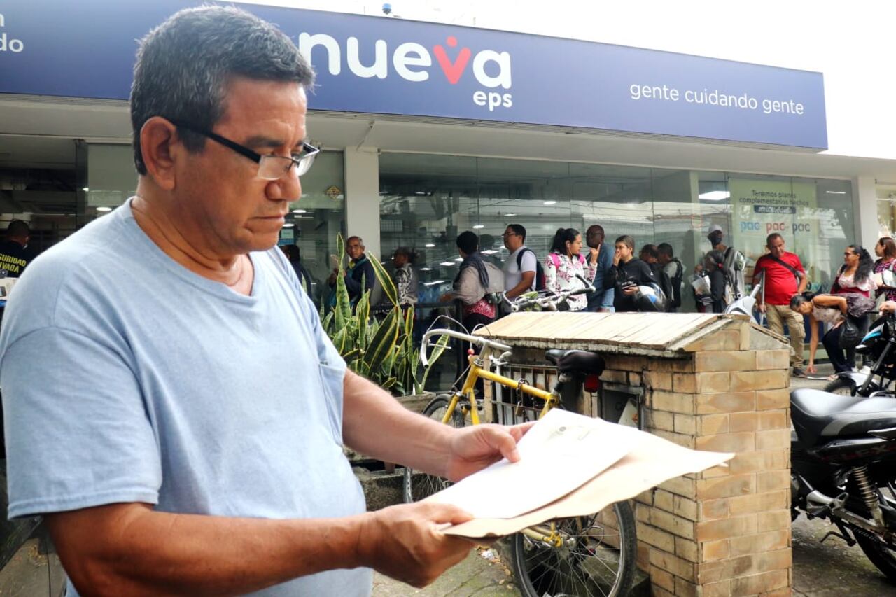 Freddy Aguado (en la foto) llevando esperando desde junio de 2025 para que a su esposa le hagan una cirugía de .