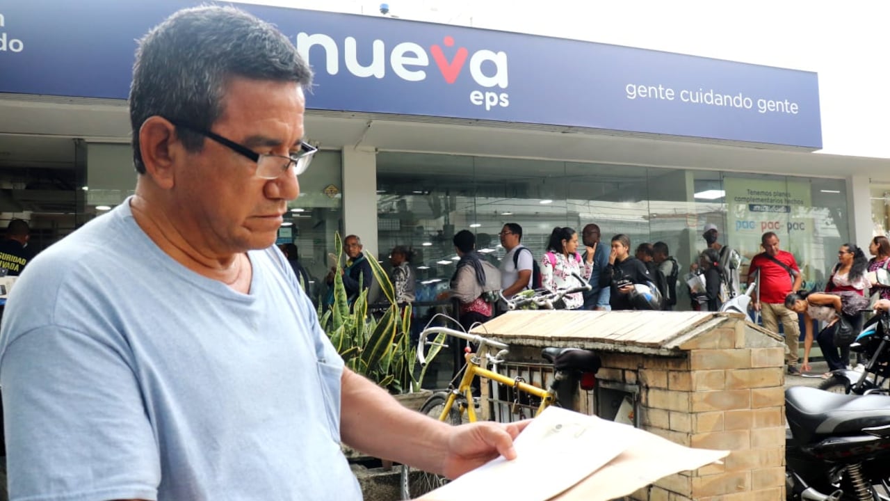 Freddy Aguado (en la foto) llevando esperando desde junio de 2025 para que a su esposa le hagan una cirugía de .