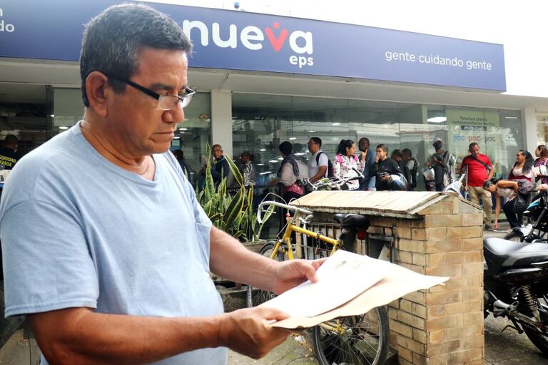 Freddy Aguado (en la foto) llevando esperando desde junio de 2025 para que a su esposa le hagan una cirugía de .
