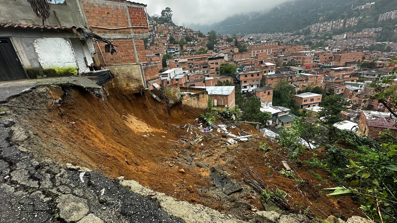 Deslizamiento en Villatina, oriente de Medellín, donde 40 viviendas fueron evacuadas.
