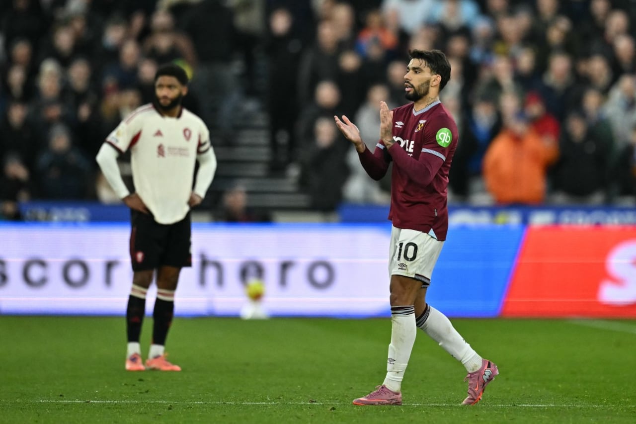 El centrocampista brasileño #10 del West Ham United, Lucas Paqueta, aplaude al salir del juego tras ser expulsado durante el partido de fútbol de la Premier League inglesa.