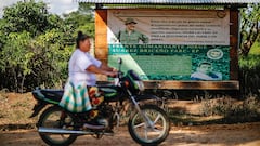 La población de al menos 600 municipios de Colombia vive en un constante constreñimiento por parte de los grupos armados, que piden carnet y entregan “manuales de convivencia”.