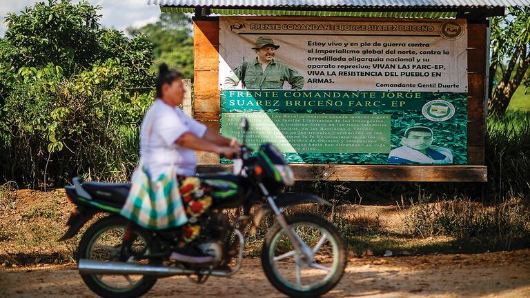 La población de al menos 600 municipios de Colombia vive en un constante constreñimiento por parte de los grupos armados, que piden carnet y entregan “manuales de convivencia”.