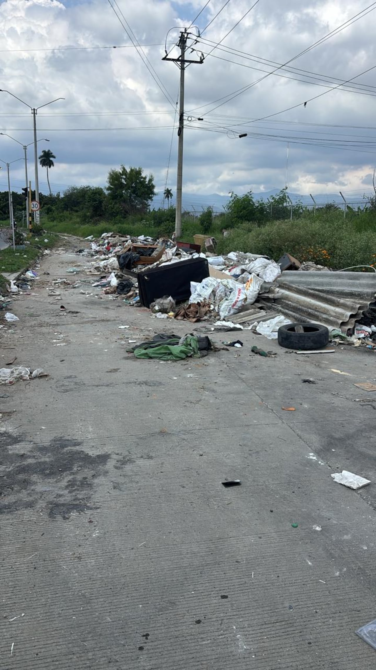 Acumulación de residuos sólidos y escombros en los alrededores del Patio Taller Aguablanca, en el barrio Las Orquídeas, según reportes de la comunidad.