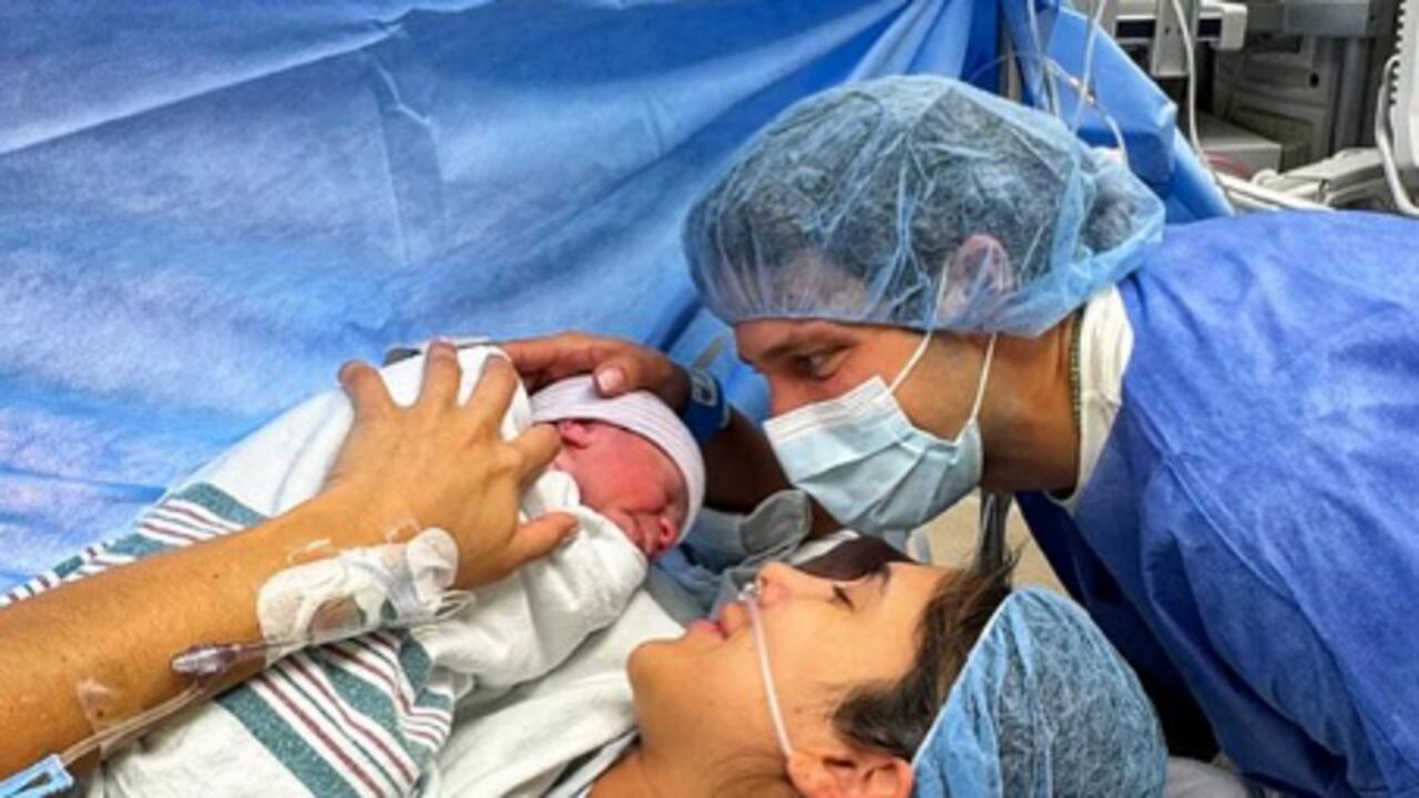 Daniela Ospina y Gabriel Coronel se convirtieron en padres por primera vez y su hijo Lorenzo nació en las últimas horas.