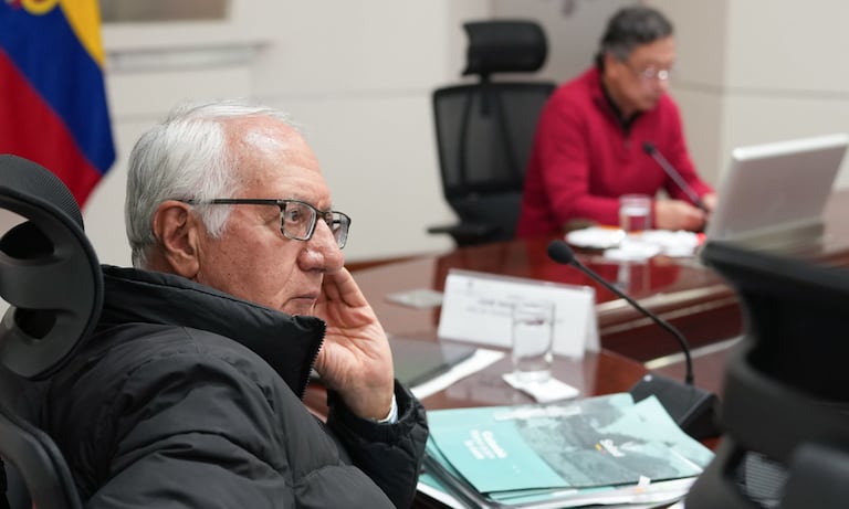 Guillermo Alfonso Jaramillo, ministro de Salud, junto a Gustavo Petro, presidente de Colombia, el 13 de febrero de 2026, en Bogotá