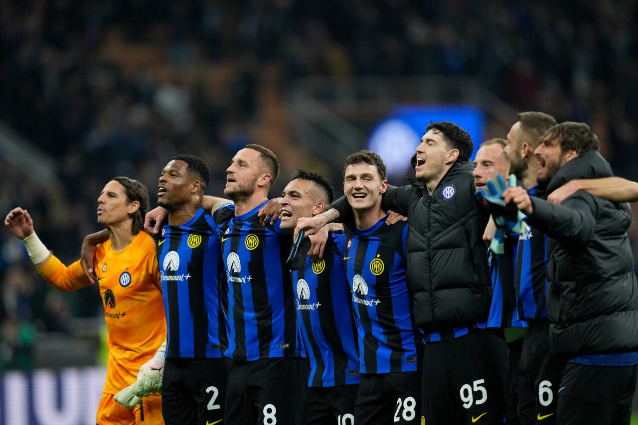 Los jugadores del Inter de Milán celebran al final de un partido de fútbol de la Serie A entre el Inter de Milán y la Juventus, en Milán, Italia, el domingo 4 de febrero de 2024. (Foto AP/Antonio Calanni)
