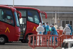 Spanish evacuees wearing white hazmat protective suits board at the rear entrance a Spanish air force Airbus A310 plane at the Tenerife Sur-Reina Sofia airport after being evacuated from the Dutch flagged hantavirus-stricken cruise ship MV Hondius on the island of Tenerife in Spain's Canary Islands on May 10, 2026. Repatriation flights for the nearly 150 passengers onboard the ship hit by a deadly hantavirus outbreak began as passengers were transferred to shore on smaller vessels then by bus to the airport to be flown home after weeks at sea. (Photo by Antonio Sempere / AFP)