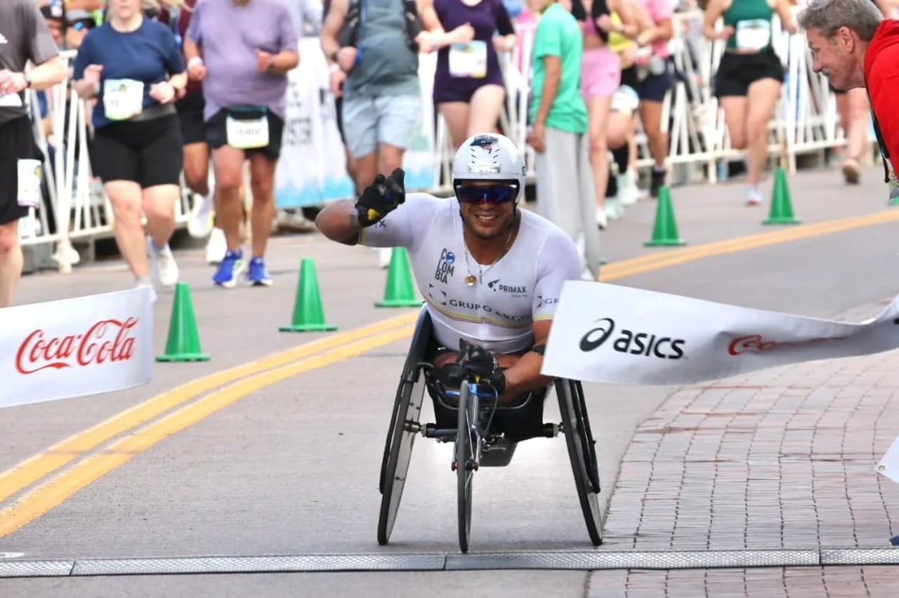 Francisco Sanclemente se coronó campeón por tercer año consecutivo de la Grandma's Marathon de Duluth, en Estados Unidos, consolidándose como uno de los principales referentes latinoamericanos del atletismo paralímpico tras imponerse a representantes de Canadá y Japón.