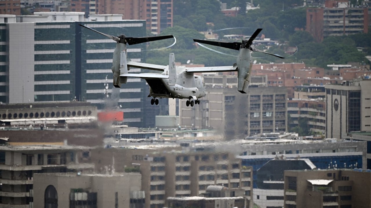 Un avión MV-22B Osprey de la Infantería de Marina de Estados Unidos despega de la Embajada de Estados Unidos en Caracas.