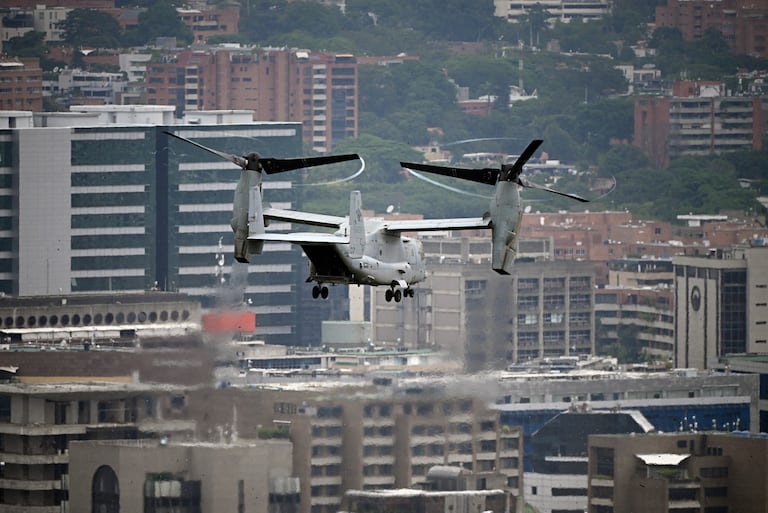 Un avión MV-22B Osprey de la Infantería de Marina de Estados Unidos despega de la Embajada de Estados Unidos en Caracas.