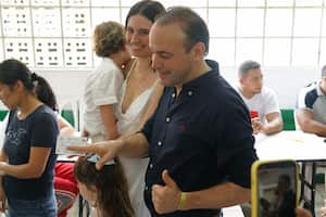 El candidato a la alcaldía de Cali, Alejandro Eder, salió a votar con su familia. Elecciones Regionales 2023 en Cali, Valle del Cauca