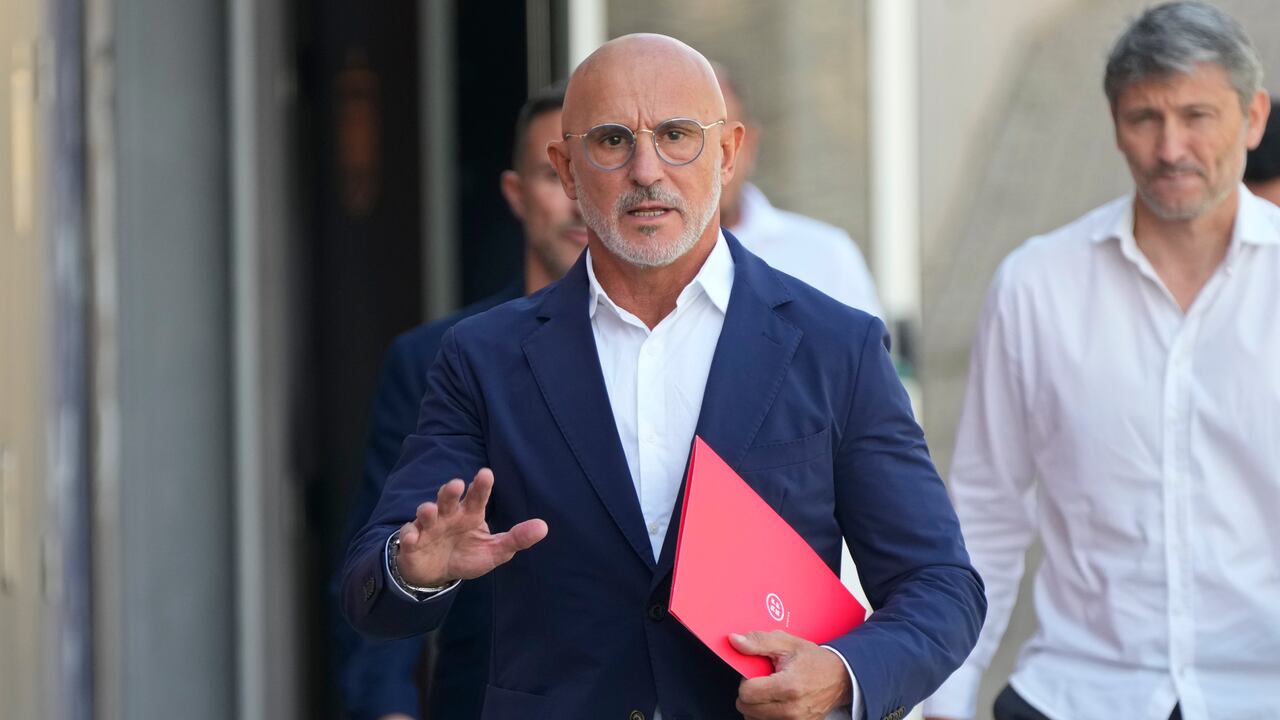 Entrenador de la Selección de España, Luis de la Fuente, se arrepintió de haber aplaudido a Rubiales en la Asamblea del pasado viernes