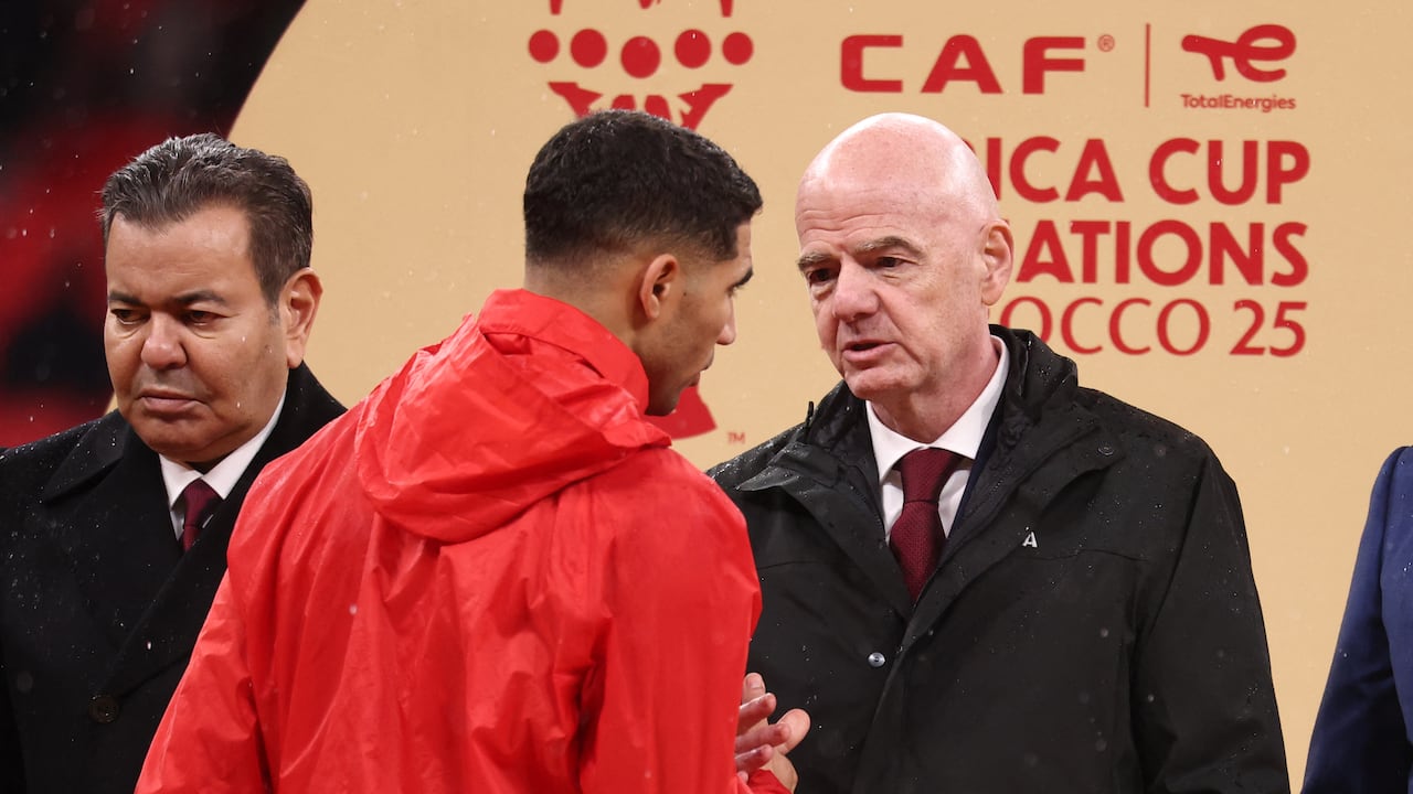El príncipe Moulay Rachid (izq.) de Marruecos observa mientras el defensa marroquí #02 Achraf Hakimi habla con el presidente de la FIFA Gianni Infantino durante la presentación al final de la final de la Copa Africana de Naciones (CAN) entre Senegal y Marruecos en el Estadio Príncipe Moulay Abdellah en Rabat el 18 de enero de 2026. (Foto de FRANCK FIFE / AFP)