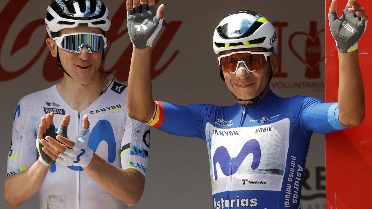 Nairo Quintana (der.) saluda al público previo a la última etapa de la Vuelta a Asturias 2026.