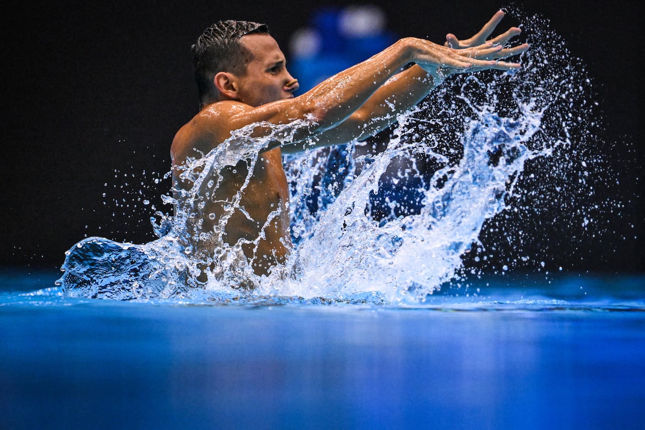 Gustavo Sánchez Acero de Columbia compite en la preliminar del evento masculino de natación artística libre en solitario durante el Campeonato Mundial de Natación en Fukuoka el 18 de julio de 2023. (Foto de Yuichi YAMAZAKI / AFP)