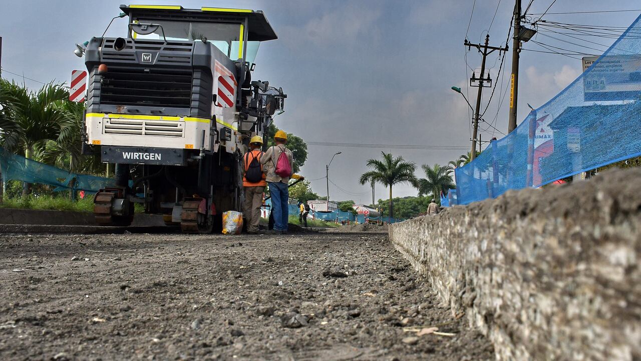 En la Calle 70, Alcaldía de Cali empieza a recuperar la malla vial, El grupo operativo de la Secretaría de Infraestructura de Cali avanza en su propósito de recuperar esta zona de la ciudad. Fotos Raúl Palacios / El Pais Cali.
