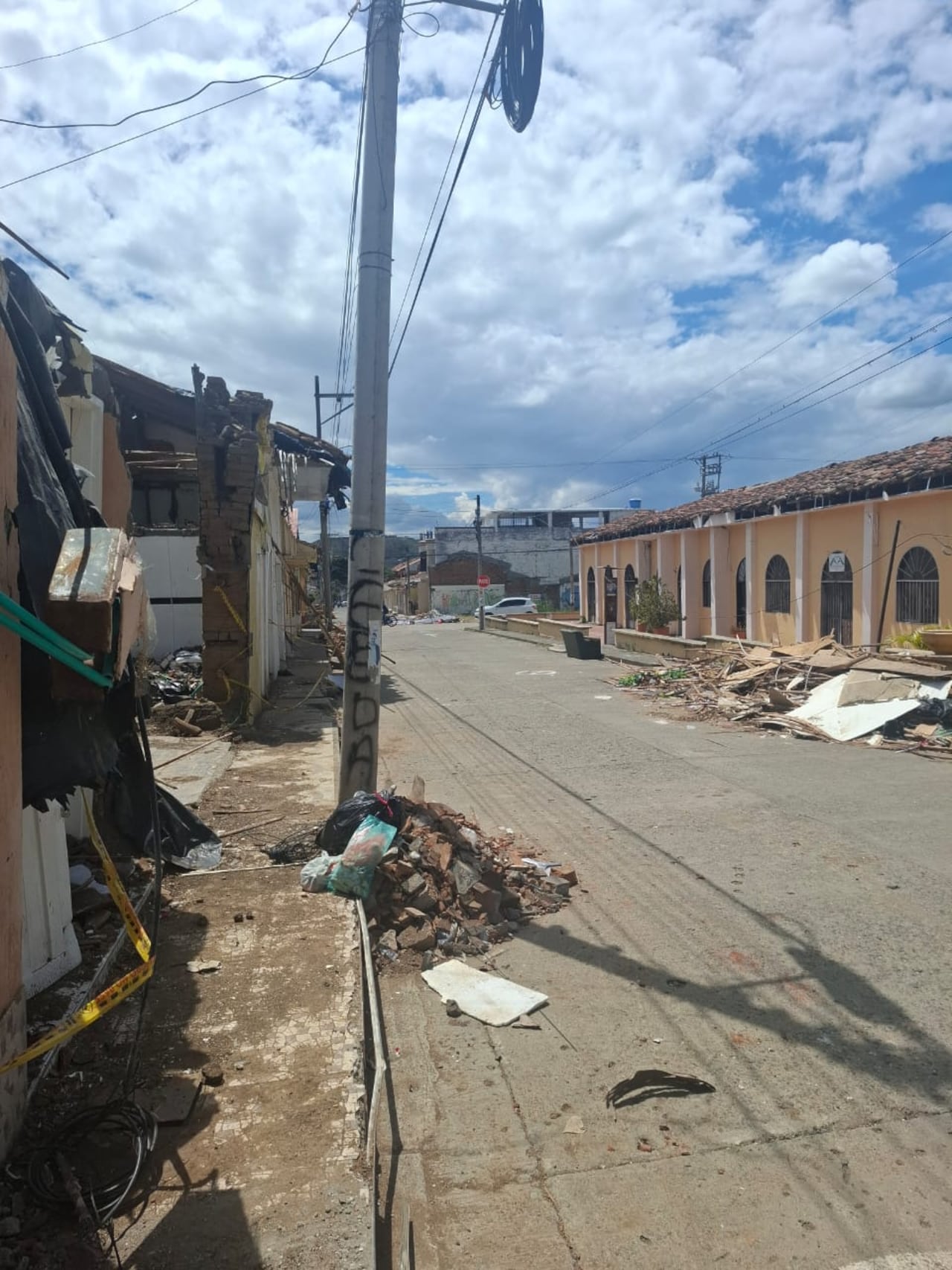 El terreno baldío donde antes se distribuían las mesas, sillas y el televisor para la atención de los clientes locales.