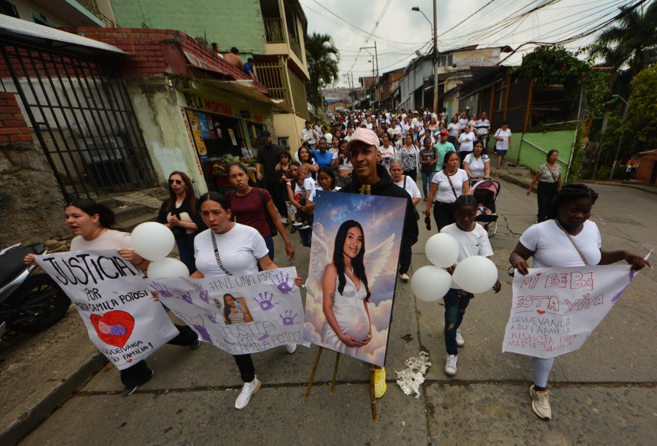 Decenas de personas se unieron a la marcha para acompañar a la familia de María Camila Potosí y exigir respuestas de las autoridades.
