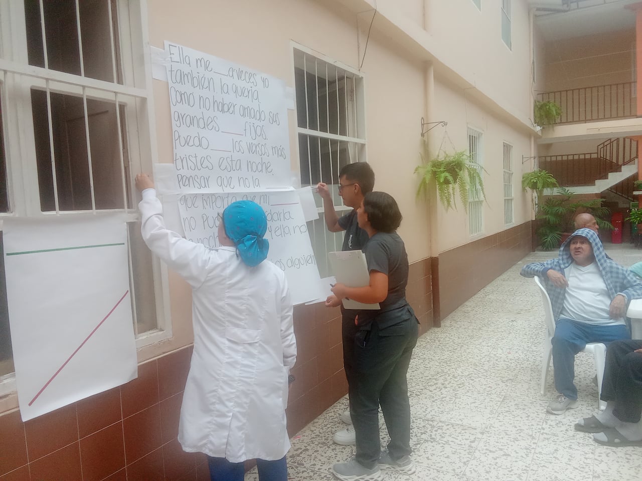 Estudiantes de Fonoaudiología de la Universidad del Cauca desarrollan jornadas de biblioterapia con adultos mayores del Hogar San Vicente de Paúl en Popayán.