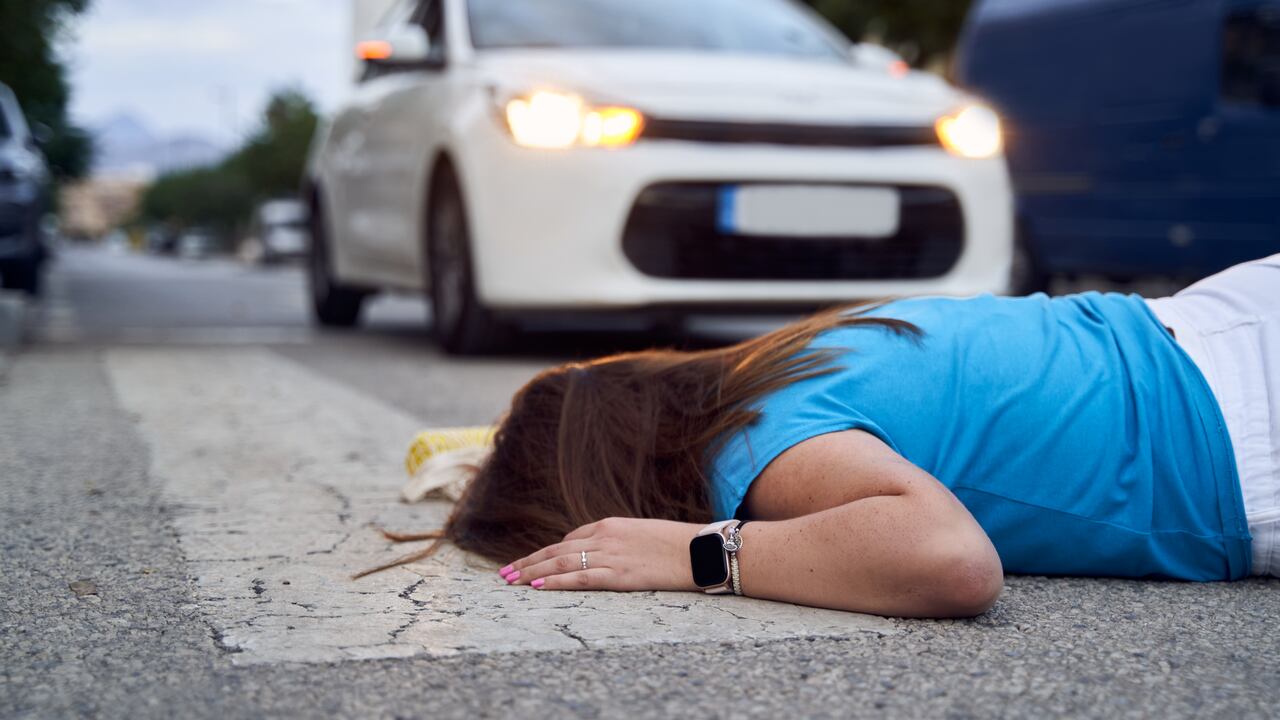 El accidente involucra a un vehículo y un peatón.