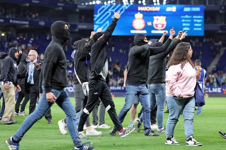 Aficionados del Espanyol invaden la cancha para impedir celebración del Barcelona - El País