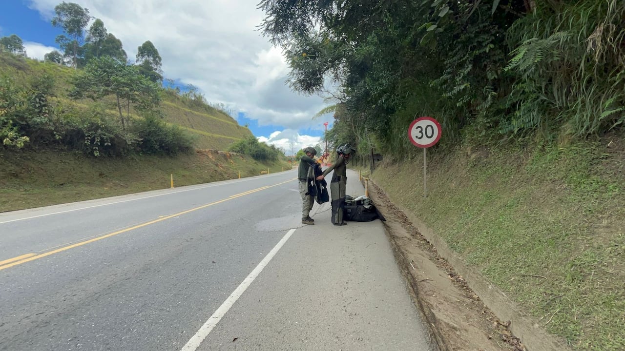 La Policía Nacional, en desarrollo de operaciones orientadas a la protección de la vida y la seguridad ciudadana, logró la desactivación controlada de cinco cilindros con alta capacidad explosiva en el tramo vial de Piendamó, sector Media Loma.