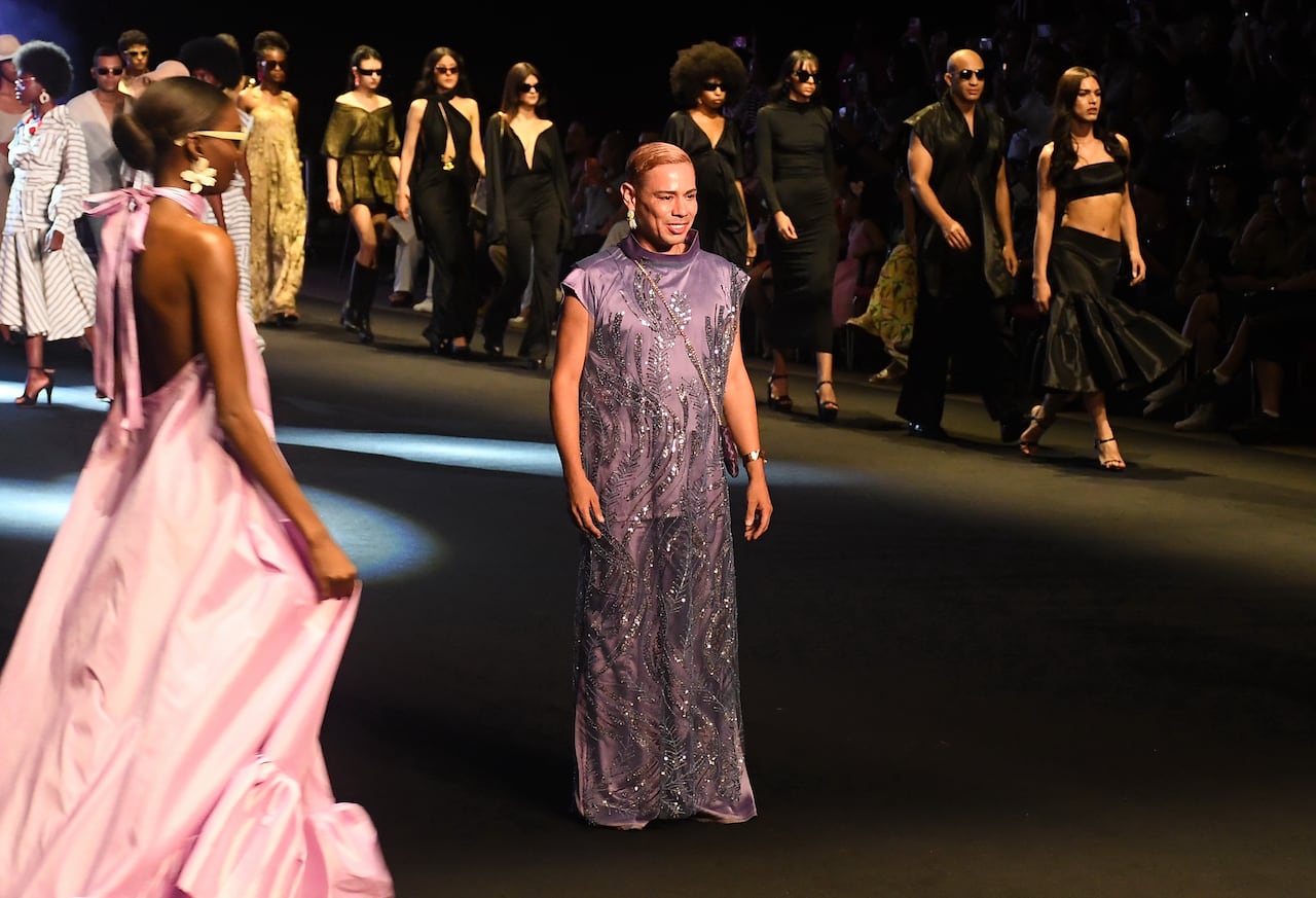 Cali Distrito Moda 2026: Reunió a más de 33 diseñadores nacionales e internacionales para presentar las colecciones primavera-verano 2027 en 17 pasarelas. Diseñador: Pedro Tobón